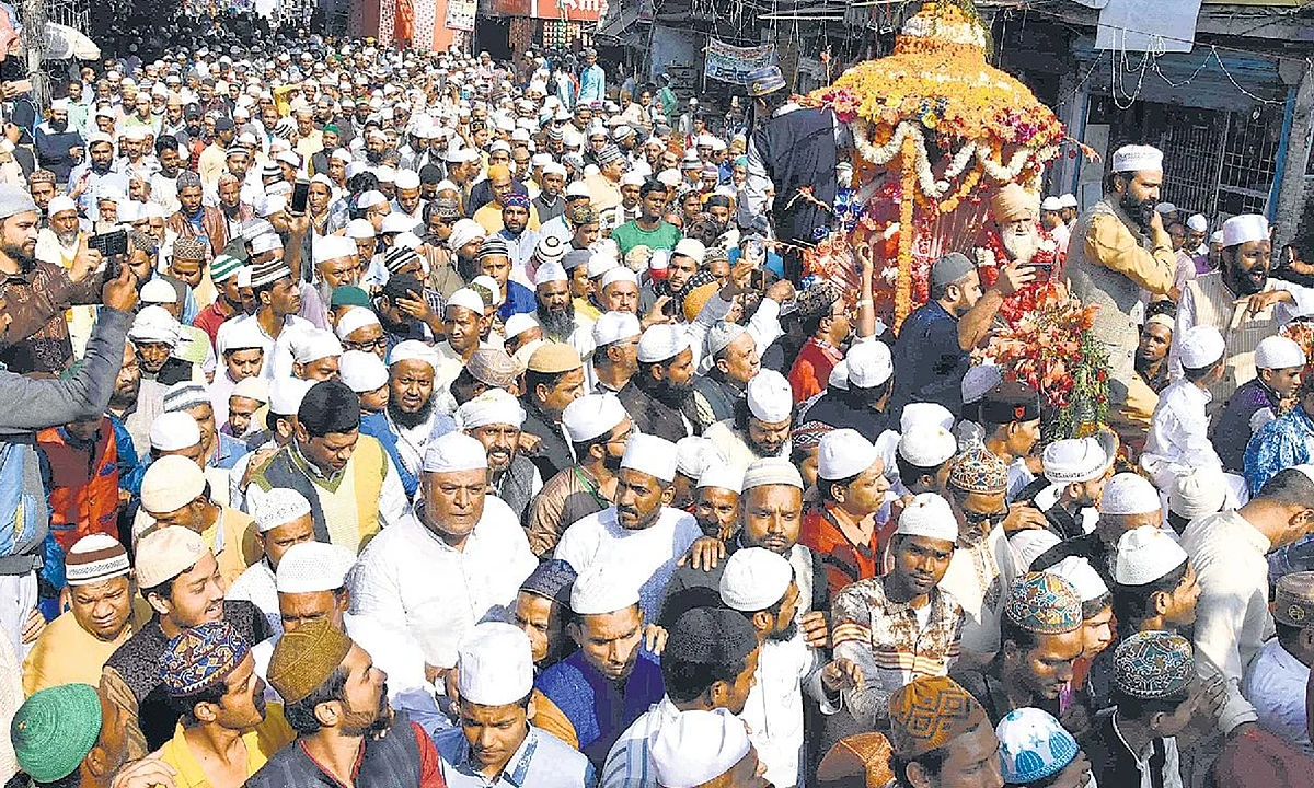 جلوس محمدیؐ کو احمقوں، بیہودوں اور بہکنوں کا ہجوم بنا دیا گیا...مشاہد رفعت