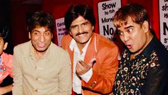 راجو شریواستو اور احسان قریشی کے ساتھ پراگ کنسارا (دائیں)