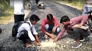 ’پیلی بھیت میں طلبا کے چھوتے ہی اکھڑ گئی نئی نویلی سڑک‘، یوگی حکومت پر کانگریس نے کیا طنز