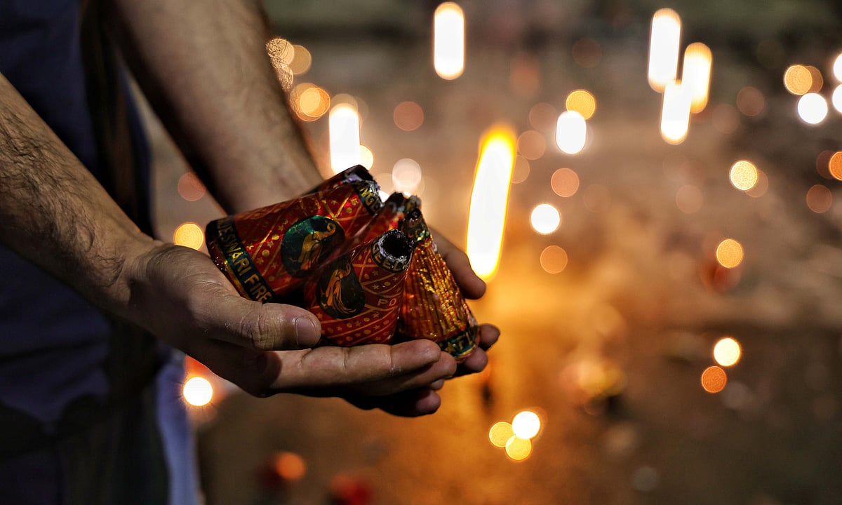 دہلی میں پابندی کے باوجود کئی علاقوں میں بڑے پیمانے پر پھوڑے گئے پٹاخے، فضا ہوئی زہر آلودہ