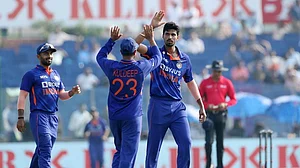 تیسرا ایک روزہ مقابلہ: ہندوستانی گیندبازوں کی شاندار گیندبازی، جنوبی افریقہ 99 رن پر آل آؤٹ