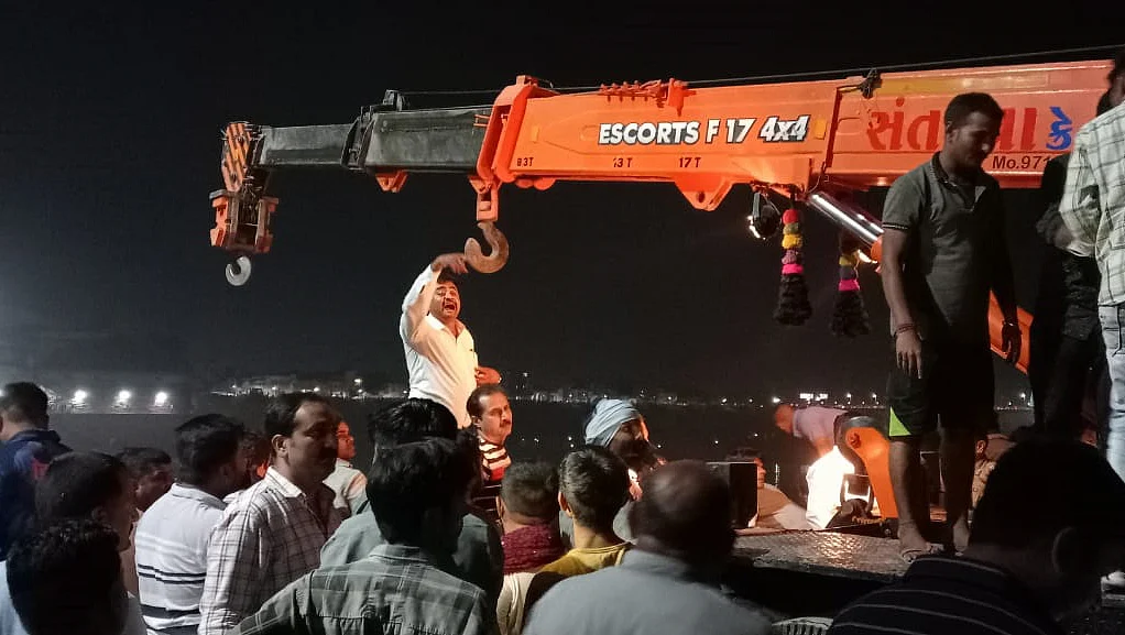 موربی پل حادثہ کے بعد جھولتے نظر آ رہے کئی سوالات...آر کے مشرا