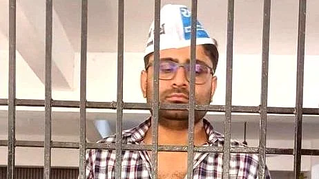 حولات میں بند گوپال اٹالیا / تصویر ٹوئٹر / @abhijeet_dipke