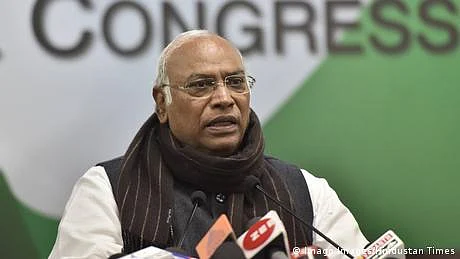 بھارت: کیا کھڑگے کانگریس پارٹی کو منجدھار سے نکال سکیں گے؟