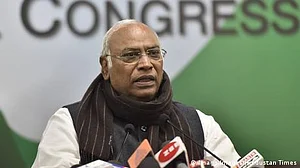 بھارت: کیا کھڑگے کانگریس پارٹی کو منجدھار سے نکال سکیں گے؟