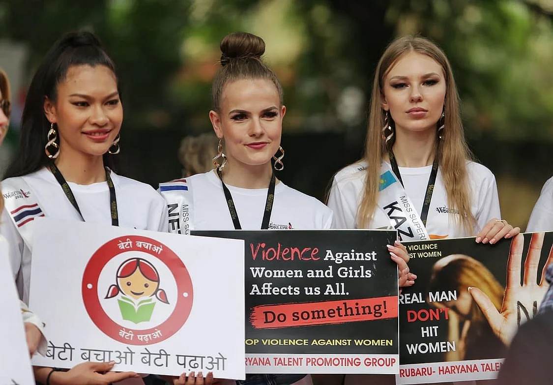 انٹرنیشنل گرل چائلڈ ڈے: جنتر منتر پر جمع ہوئیں 25 ممالک کی حسینائیں، خواتین پر تشدد کے خلاف اٹھائی آواز