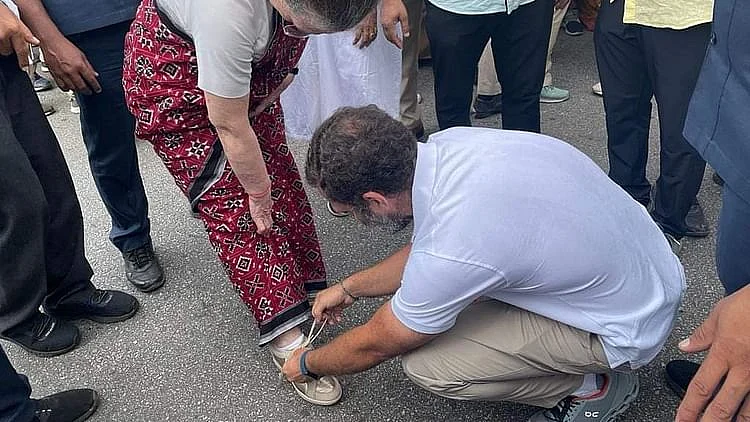 ماں سونیا گاندھی کے جوتے کا فیتہ باندھتے ہوئے راہل گاندھی