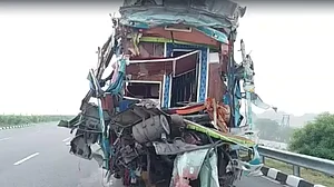 یوپی: لکھنؤ ایکسپریس وے پر خوفناک حادثہ، ڈمپر سے ٹکرائی بس، 4 ہلاک، 40 سے زیادہ زخمی