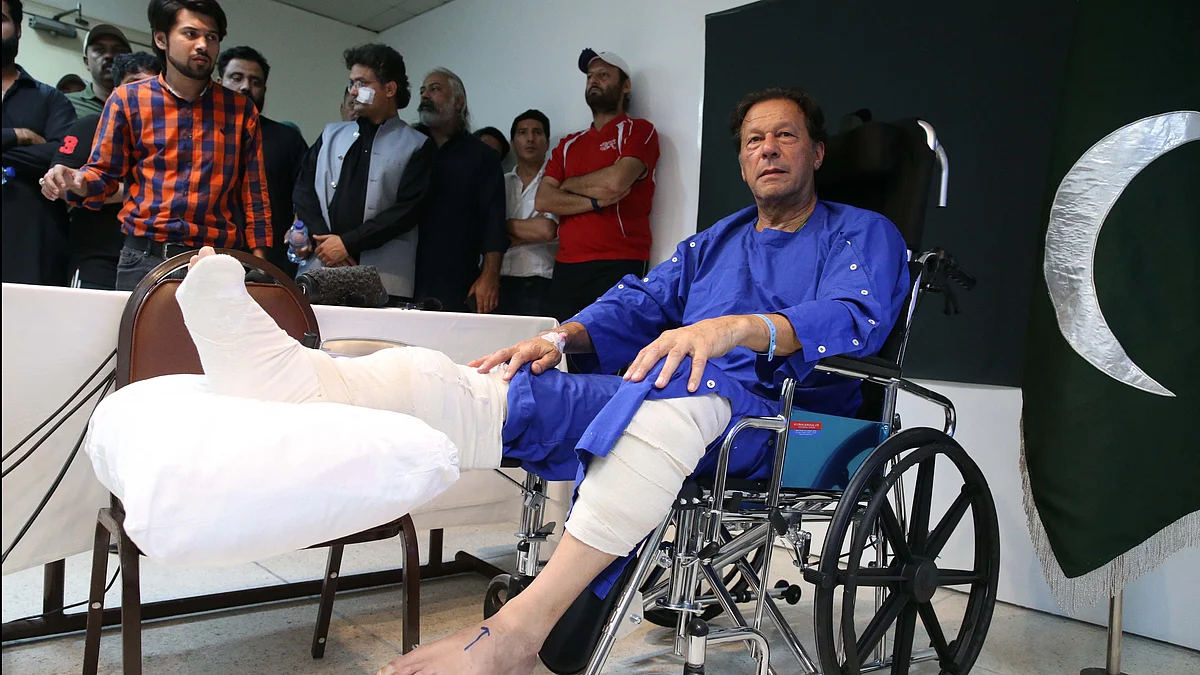<div class="paragraphs"><p>اسپتال میں پریس کانفرنس کے دوران عمران خان / فائل تصویر / Getty Images</p></div>