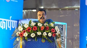 مدھیہ پردیش: وزیر اعلیٰ شیوراج نے ریاست کی سڑکوں کو امریکہ سے بتایا تھا بہتر، پھر گڈکری نے عوام سے کیوں مانگی معافی؟