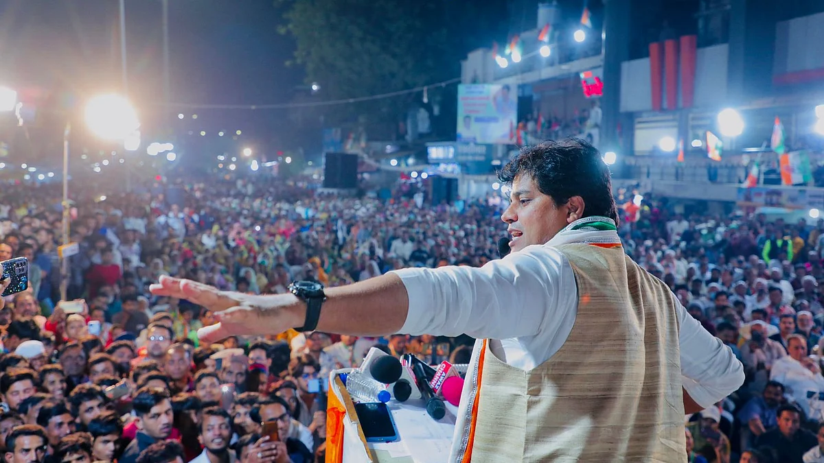 <div class="paragraphs"><p>جلسہ عام سے خطاب کرتے ہوئے عمران پرتاپ گڑھی (فائل تصویر)</p></div>