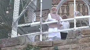 موربی سانحہ: وزیر اعظم مودی نے کیا جائے حادثہ کا دورہ، ریسکیو آپریشن کا جائزہ لیا