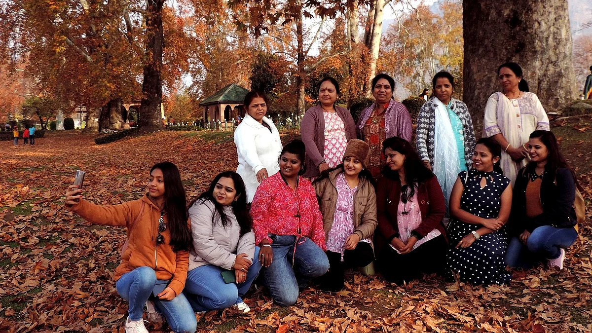 سیاح موسم خزاں کا لطف لیتے ہوئے، تصویر یو این آئی