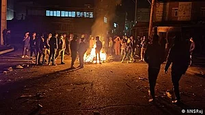 مظاہرین نے ایرانی انقلاب کے بانی آیت اللہ خمینی کے پرانے گھر کو جلا دیا