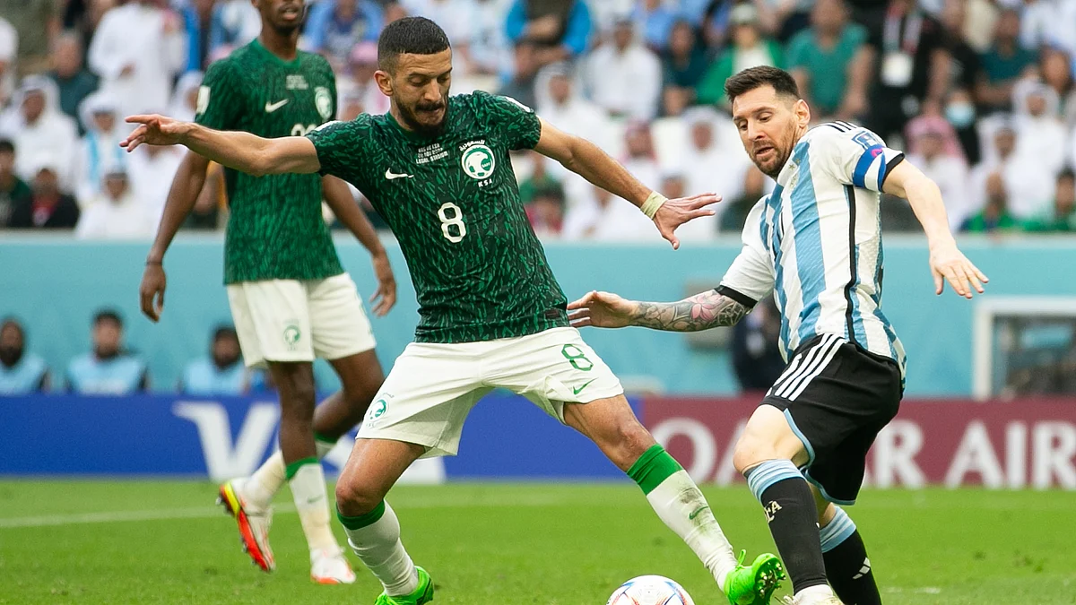 بال حاصل کرنے کے لئے جدوجہد کرتے سعودی عرب کے کھلاڑی اور ارجنٹائن کے میسی / Getty Images