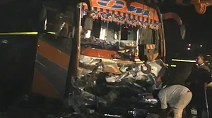 گجرات کے نوساری میں بس اور کار میں خوفناک تصادم، 9 افراد ہلاک، 28 زخمی