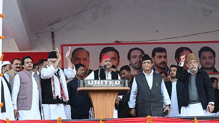 جلسہ عام سے خطاب کرتے ہوئے اکھلیش یادو