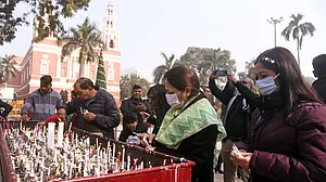 دہلی میں دھوم دھام سے منایا گیا کرسمس ڈے، مالز، بازاروں میں نظر آئی چہل پہل