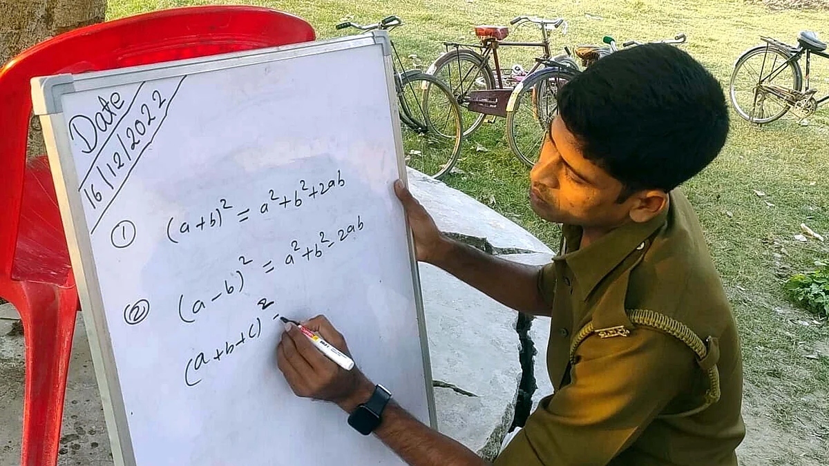 بچوں کو پڑھاتا ظفر علی / تصویر آس محمد کیف