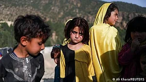 افغان بچوں کی وائرل تصویر، سندھ حکومت پر رہائی کے لیے دباؤ