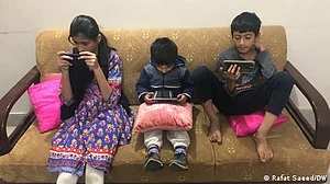 پاکستانی بچوں میں اسمارٹ فون کی لت پر طبی ماہرین کی تشویش