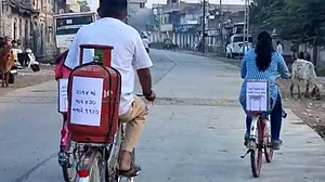 گجرات انتخابات: سائیکل پر ایل پی جی سلنڈر کے ساتھ ووٹ ڈالنے پہنچا کانگریس امیدوار، ویڈیو وائرل