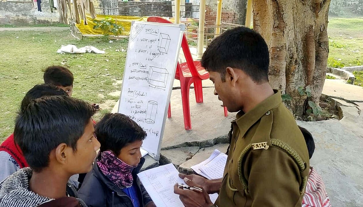 حقیقی زندگی کا ہیرو: گاؤں جا کر غریب بچوں کو پڑھاتا ہے یوپی پولیس میں کانسٹیبل ظفر علی، آئی پی ایس بننے کا خواب