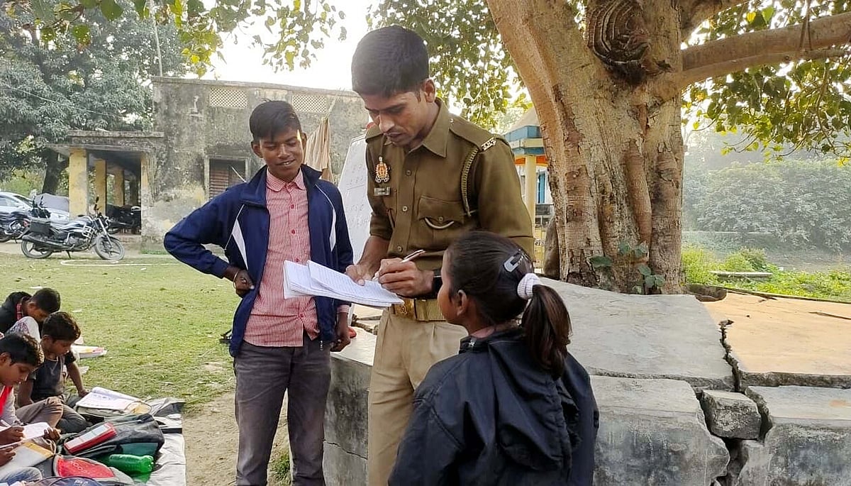 حقیقی زندگی کا ہیرو: گاؤں جا کر غریب بچوں کو پڑھاتا ہے یوپی پولیس میں کانسٹیبل ظفر علی، آئی پی ایس بننے کا خواب