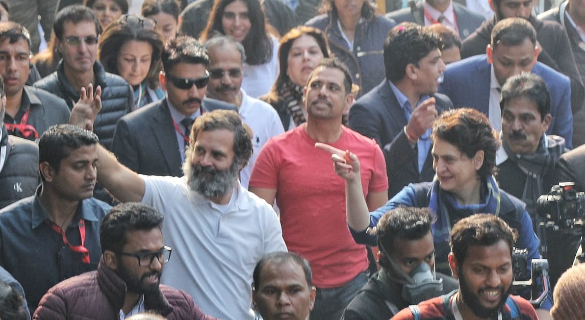 پرینکا گاندھی کے ساتھ ان کے شوہر رابرٹ واڈرا بھی یاترا میں شامل ہوئے ہیں۔