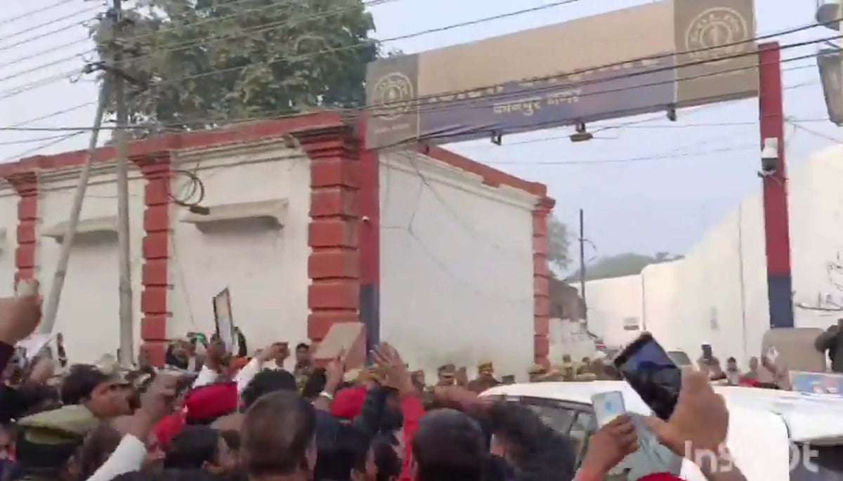 رکن اسمبلی عرفان سولنکی سے ملنے کانپور جیل پہنچے اکھلیش یادو، کارروائی کو بدنیتی پر مبنی قرار دیا