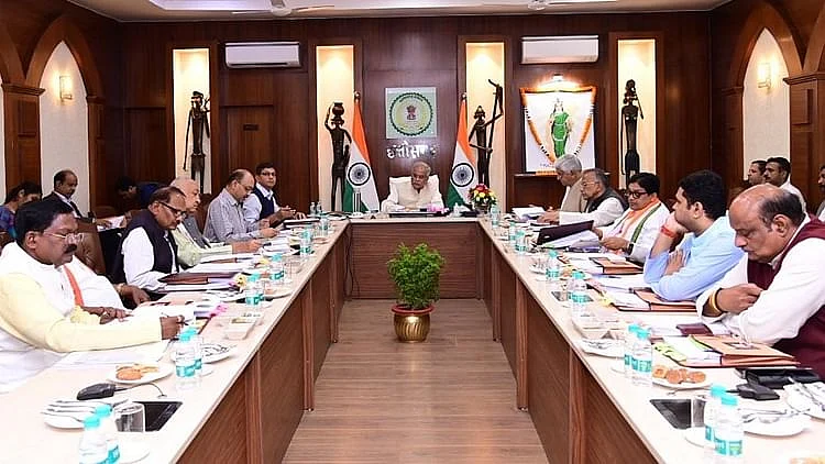 <div class="paragraphs"><p>چھتیس گڑھ کے وزیر اعلیٰ بھوپیش بگھیل میٹنگ کرتے ہوئے</p></div>