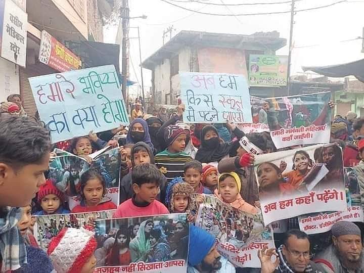 ’لوگ ٹوٹ جاتے ہیں ایک گھر بنانے میں، تم ترس نہیں کھاتے بستیاں جلانے میں‘، ہلدوانی کے ہزاروں مسلمان دست بہ دعا