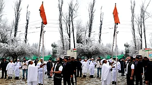 راہل گاندھی نے سری نگر میں پارٹی ہیڈ کوارٹر پر برف باری کے بیچ قومی پرچم لہرایا
