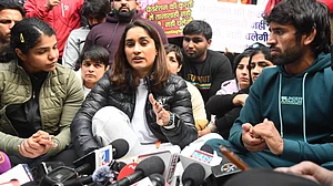 حکومت جھکنے پر مجبور مگر لڑائی ابھی لمبی ہے