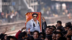 شاہ رخ خان کی فلم 'پٹھان' کی مخالفت کرنے والی ہندو تنظیموں کے تیور ہوئے نرم! ’لوگ خود فیصلہ کریں کہ فلم دیکھنی ہے یا نہیں‘