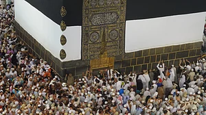 کورونا سے پہلے کی تعداد کے مساوی عازمینِ حج کی میزبانی کرے گا سعودی عرب، عمر کی حد سمیت تمام پابندیاں ختم کرنے کا اعلان