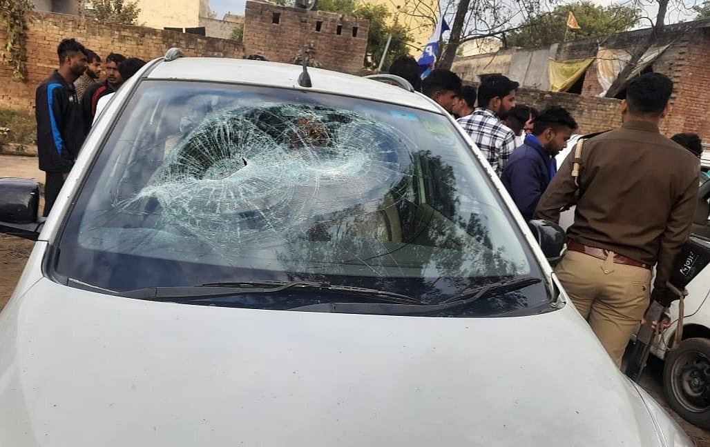 مظفر نگر: چندر شیکھر آزاد کے قافلہ کی گاڑیوں میں توڑ پھوڑ، نذر آتش کرنے کی کوشش، کشیدگی کے بعد بھاری فورس تعینات