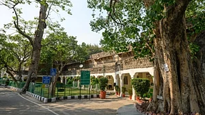 بی بی سی ڈاکیومنٹری تنازعہ: امبیڈکر یونیورسٹی میں اسکریننگ کا پردہ ہٹایا گیا تو طلبا نے لیپ ٹاپ پر دیکھی ڈاکیومنٹری