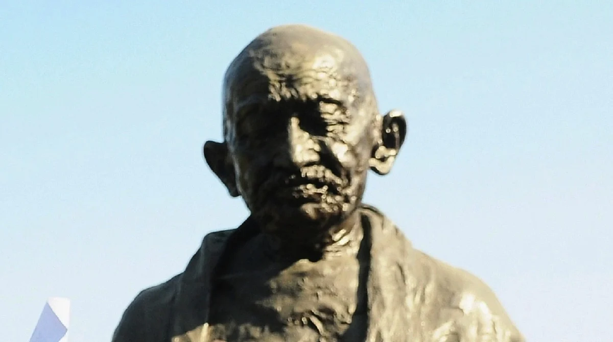 اپنوں میں اجنبی مہاتما گاندھی... ڈاکٹر درفیشاں چاندنی