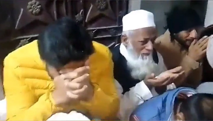 ’لوگ ٹوٹ جاتے ہیں ایک گھر بنانے میں، تم ترس نہیں کھاتے بستیاں جلانے میں‘، ہلدوانی کے ہزاروں مسلمان دست بہ دعا