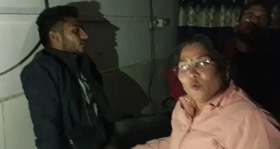 اوریا واقع اسپتال کی ایمرجنسی میں ڈاکٹرس ٹارچ کے سہارے کر رہے علاج، ضلع مجسٹریٹ نے دیا جانچ کا حکم