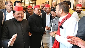 یوپی بجٹ اجلاس: شیروانی پہن کر اسمبلی پہنچے اکھلیش اور دیگر پارٹی ارکان، اعظم خان کے ساتھ کیا یکجہتی کا اظہار