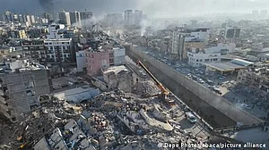 زلزلے کی تباہ کاریاں: ہلاکتوں کی تعداد پندرہ ہزار سے بڑھ گئی