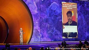 جیل جانے کے خطرے سے دوچار ایرانی گلوکار نے گریمی جیت لیا