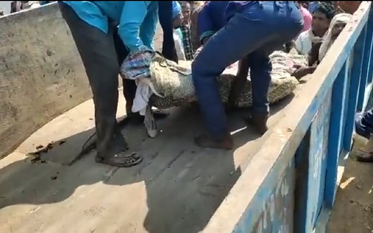 مدھیہ پردیش: سڑک حادثہ میں ہلاک افراد کی لاشیں کچرا گاڑی میں رکھی گئیں، وزیر اعلیٰ شیوراج نشانے پر