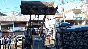 انسداد تجاوزات مہم: بانہال میں مکمل بند کے بیچ 45 دکانیں سیل، میڈیکل شاپ اور شیڈ مہندم