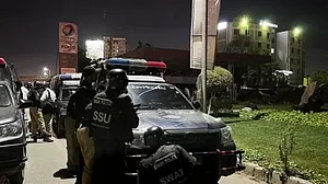 پاکستان: کراچی پولیس چیف کے دفتر پر حملہ، 3 دہشت گردوں سمیت 7 افراد ہلاک، 19 زخمی