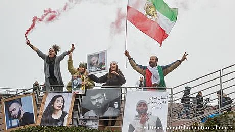 حالیہ ہفتوں میں پہلی مرتبہ ایران کے متعدد شہروں میں مظاہرے