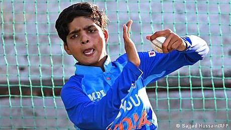 بھارتی مزدور کی بیٹی اب وومنز کرکٹ پریمیئر لیگ میں کھیلیں گی