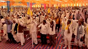 گجرات کی ٹھاکور برادری نے لڑکیوں کے موبائل فون کے استعمال پر لگائی پابندی